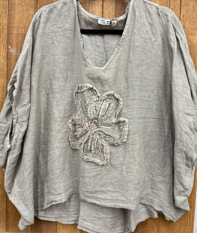 Linen top with applique’ Flower